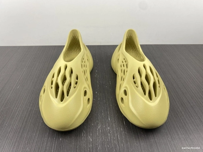 Sulfur RNNR Foam Adidas Yeezy GV6775 0813
